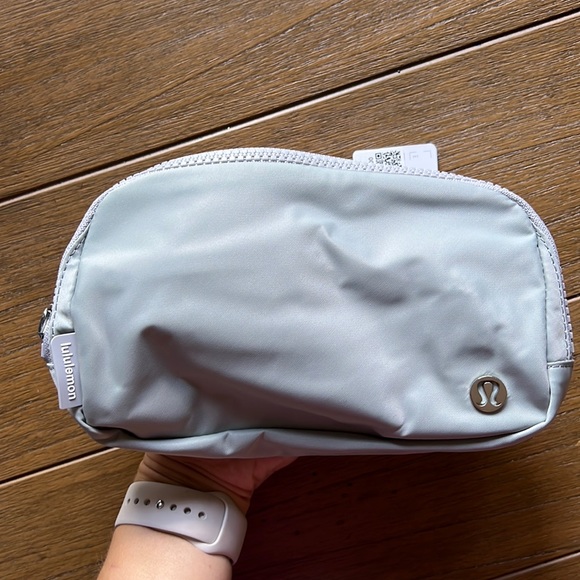 Lululemon Everywhere Belt Bag Silver Drop - Picture 4 of 4